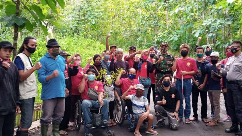 Peduli Konservasi, Forum Disabilitas Tanggap Bencana Gunungkidul Lakukan Penanaman Pohon